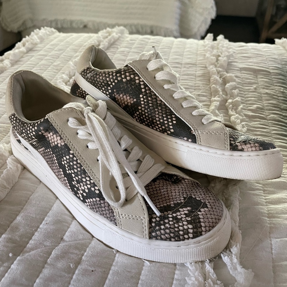 Universal thread tennis shoe